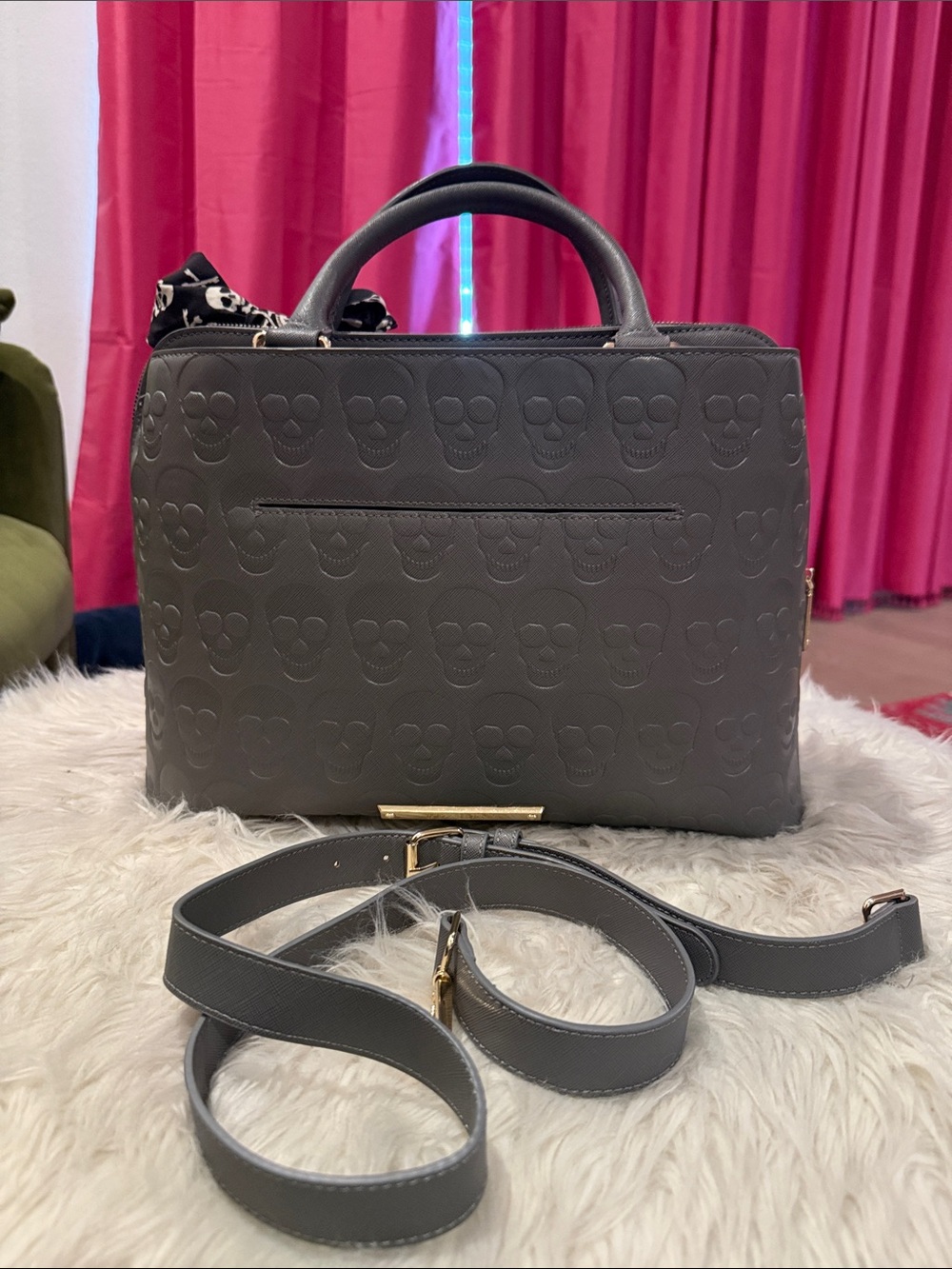 Betsey Johnson Skull large tote w/bow - Picture 7 of 11
